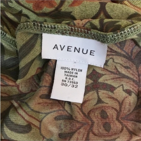 AVENUE blouse Woman’s size 30/32 lettuce edge hem red green embellishment - Picture 16 of 16